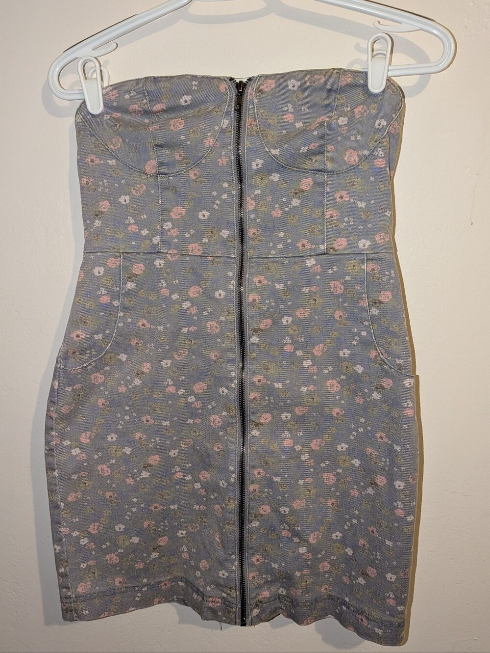 Kimchi Blue Gray Strapless Floral Zip-Front Mini Dress with Pink Accents Size S